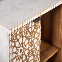 Buffet en bois avec motif géométrique incrusté |   Console de rangement blanche et dorée avec pieds en métal |   Salon contemporain