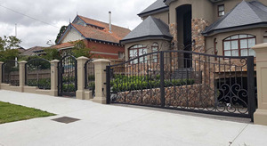 Puerta de Hierro Forjado de Diseño Clásico para Jardín - Product Image 4