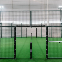 Terrain de paddle-tennis panoramique extérieur avec structure en acier galvanisé, panneaux en verre trempé, gazon artificiel, poteaux de filet et kit d'éclairage LED