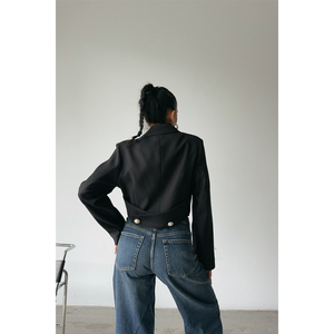 Chaqueta Corta de Piel de Oveja Negra para Otoño, con Detalles de Botones de Perla Bordados, Estilo Bomber Teñido y Decoración con Apliques - Product Image 5