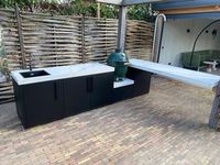 Cuisine extérieure de BBQ de paillasse en pierre frittée personnalisée par artisan avec le fumeur vert d'oeufs