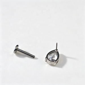 Pendientes de titanio G23 al por mayor para mujer, con diseño perforado para uso diario, con diamantes engastados en tres garras y corte en forma de pera. - Product Image 5
