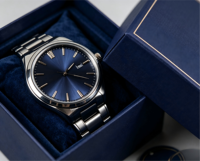 Boîte cadeau de luxe pour montre bleu marine avec surpiqûres dorées, logo personnalisé, emballage rigide en papier, doublure en velours, pelliculage mat et éponge