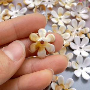 Breloque en acrylique bicolore imitation coquillage, pétale de fleur à six pétales, pour la création de chaînes de téléphone, porte-clés et pendentifs de voiture - Product Image 4