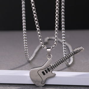 Personnalité créative européenne et américaine à la mode pour hommes Mini pendentif guitare rock collier en <span class=keywords><strong>acier</strong></span> <span class=keywords><strong>inoxydable</strong></span> bijoux - Product Image 2