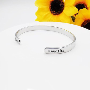 Pulseras de Acero Inoxidable Personalizadas al por Mayor, Resistentes al Agua y a la Decoloración, con la Frase 'Just Breath', para Mujer - Product Image 5