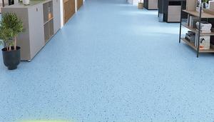 Rollo de <span class=keywords><strong>suelo</strong></span> deportivo de PVC antideslizante moderno Instalación de fácil clic Absorción de golpes y resistente al desgaste <span class=keywords><strong>para</strong></span> gimnasio Centro comercial Almacén y oficina - Product Image 3