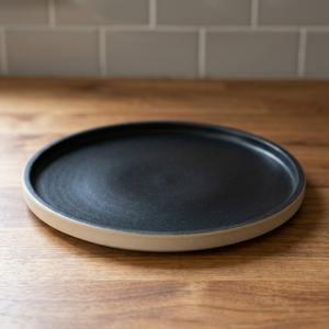 Plato de Servir de Cerámica SAFA INTERNATIONAL, Diseño Bohemio, Interior Negro, Borde Color Bronceado, Acabado Mate, Hecho a Mano, 300 mm de Diámetro, Decorativo - Product Image 1