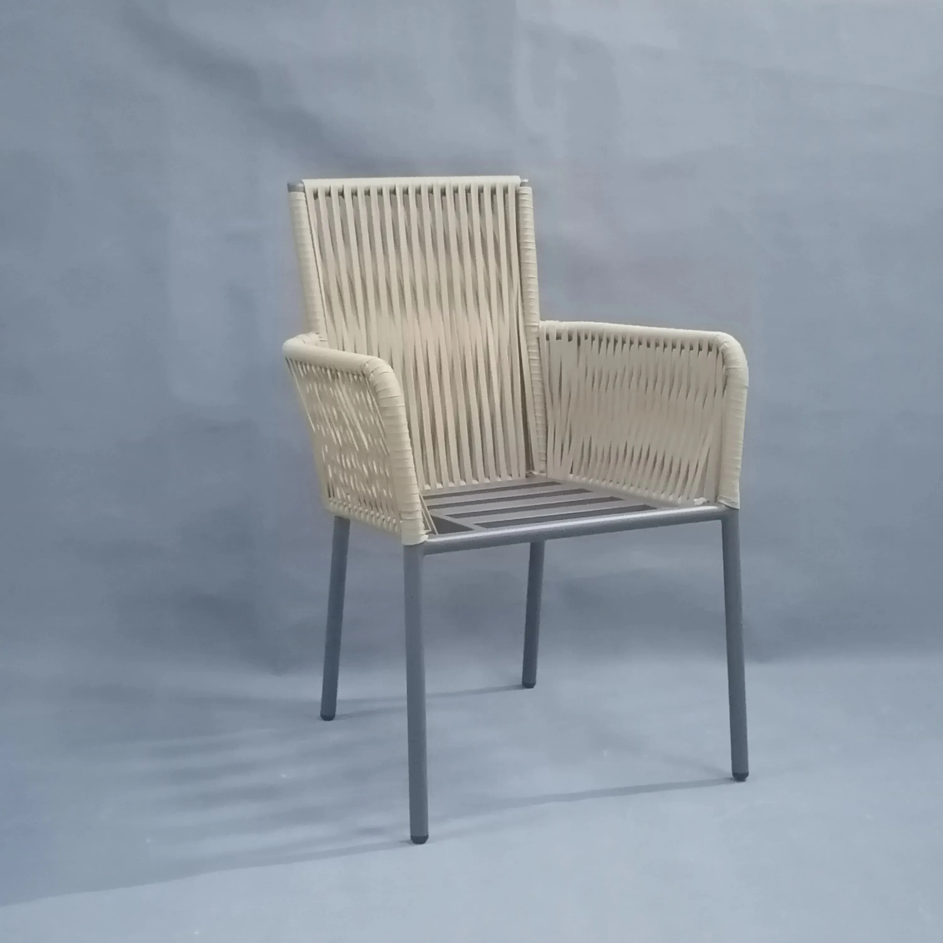 Ensemble table et chaises Bristol modernes, chaises de salle à manger étanches en corde avec cadre en aluminium durable pour restaurant en plein air