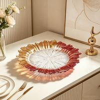 Geëmbosseerd glazen charger plate met gerimpelde bloemenrand, goud-bordeaux kleurovergang, decoratieve bord, fruitbord, snackbord