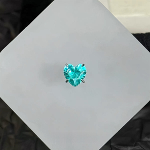 Bijoux de piercing japonais en cuivre et acier, clou d'oreille en zircon vert en forme de cœur, pour cartilage, à filetage, vente en gros OEM - Product Image 5