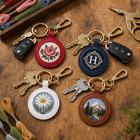 Runder Leder-Schlüsselanhänger, Blanko-Stickpatch-Schlüsselanhänger, Taschenanhänger, Geschenk-Accessoire für Handtasche, Rucksack & Geburtstagsgeschenk-Souvenir