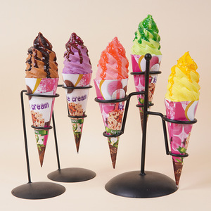 Aimant de réfrigérateur en PU en forme de crème glacée simulée, décoration de vitrine pour salon de thé, jouet anti-stress à haute résilience à presser - Product Image 1