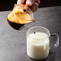Pot à lait en verre borosilicate à double bec soufflé à la main avec manche en bois essentiel pour la préparation du café