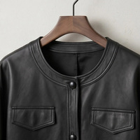Veste en peau de mouton pour femme, noire, col rond, boutons en cuir, quatre poches plaquées, coupe décontractée, courte, style workwear, manteau en cuir