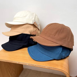 หมวกเบสบอลปีกสั้นสีพื้นแฟชั่นสี่ฤดูสำหรับผู้ชายและผู้หญิง ขายส่ง พร้อมตัวอักษรตกแต่งด้านข้าง เหมาะเป็นของขวัญ - Product Image 2