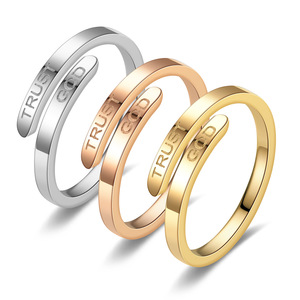 Nuovi Anelli Aperti alla Moda in Acciaio Inossidabile Lucidato con Scritta 'TRUST GOD' e 'BELIEVE IN GOD', Placcati in Oro, Regolabili, Gioielli per Coppie - Product Image 1