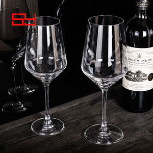 Copa de Vino de Cristal Transparente de 570 ml, Hecha a Mano, con Tallo, Diseño Moderno de Lujo con Rayas Verticales, Elegante Copa Artesanal - Product Image 1
