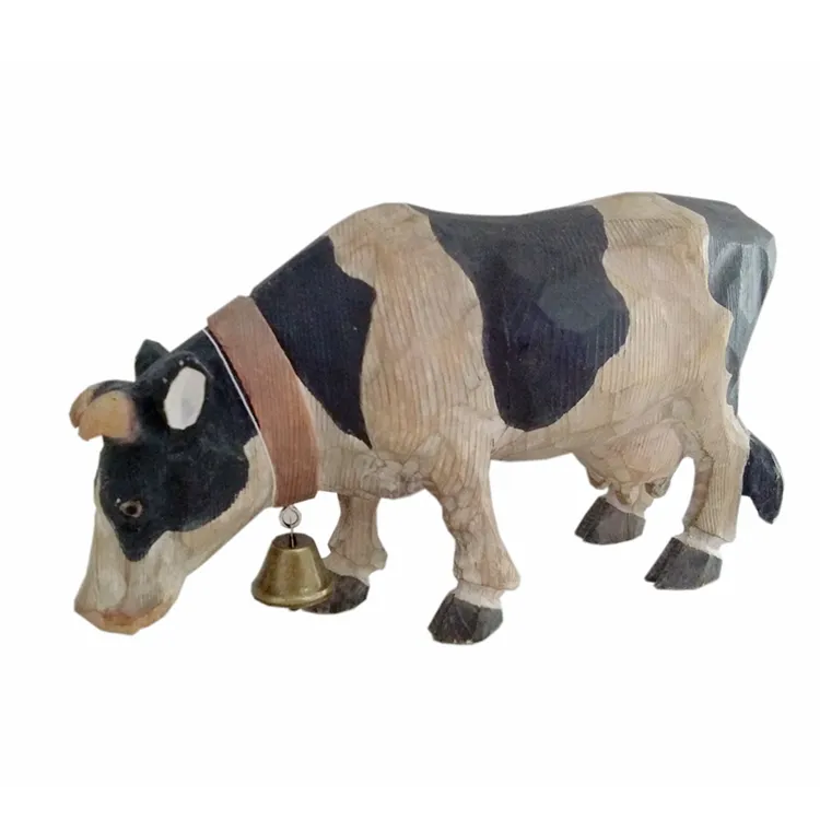木の牛が刻まれた木製工芸品の動物の装飾
