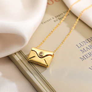 Collar con colgante de sobre de circón de Material de latón libre de alergias Sin decoloración Collar con colgante de oro real de latón de 18 quilates con LOGOTIPO personalizado - Product Image 2