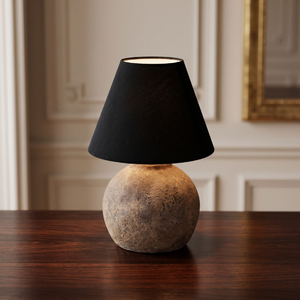 Lámpara de mesa moderna minimalista de cerámica negra mate, con base de bola de cerámica texturizada y diseño Balinés Wabi Sabi. - Product Image 2