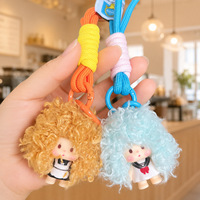 Porte-clés poupée aux cheveux bouclés tendance et stylés, breloque de sac et sangle de téléphone portable exquises, petit cadeau