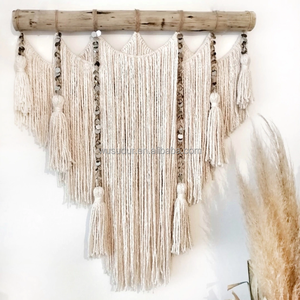 Tapisserie murale en <span class=keywords><strong>macramé</strong></span> Driftwood <span class=keywords><strong>avec</strong></span> perles de <span class=keywords><strong>bois</strong></span> blanches, longues franges et pompons, grande décoration murale bohème pour cheminée et chambre à coucher - Product Image 1