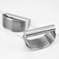 Multifunctionele handmatige knoflookpers van roestvrij staal met metalen handvat voor het persen van knoflook