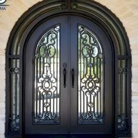 Porte d'entrée double moderne à arche avec fenêtre en transom, cadre noir, verre clair, porte de villa en fer forgé