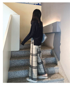 <span class=keywords><strong>Pantaloni</strong></span> <span class=keywords><strong>Donna</strong></span> Autunnali in Maglia a <span class=keywords><strong>Vita</strong></span> <span class=keywords><strong>Alta</strong></span>, Stile Casual Retrò, Gamba Dritta e Ampia, Motivo a Quadri Bianco/Nero in Poliestere - Product Image 5