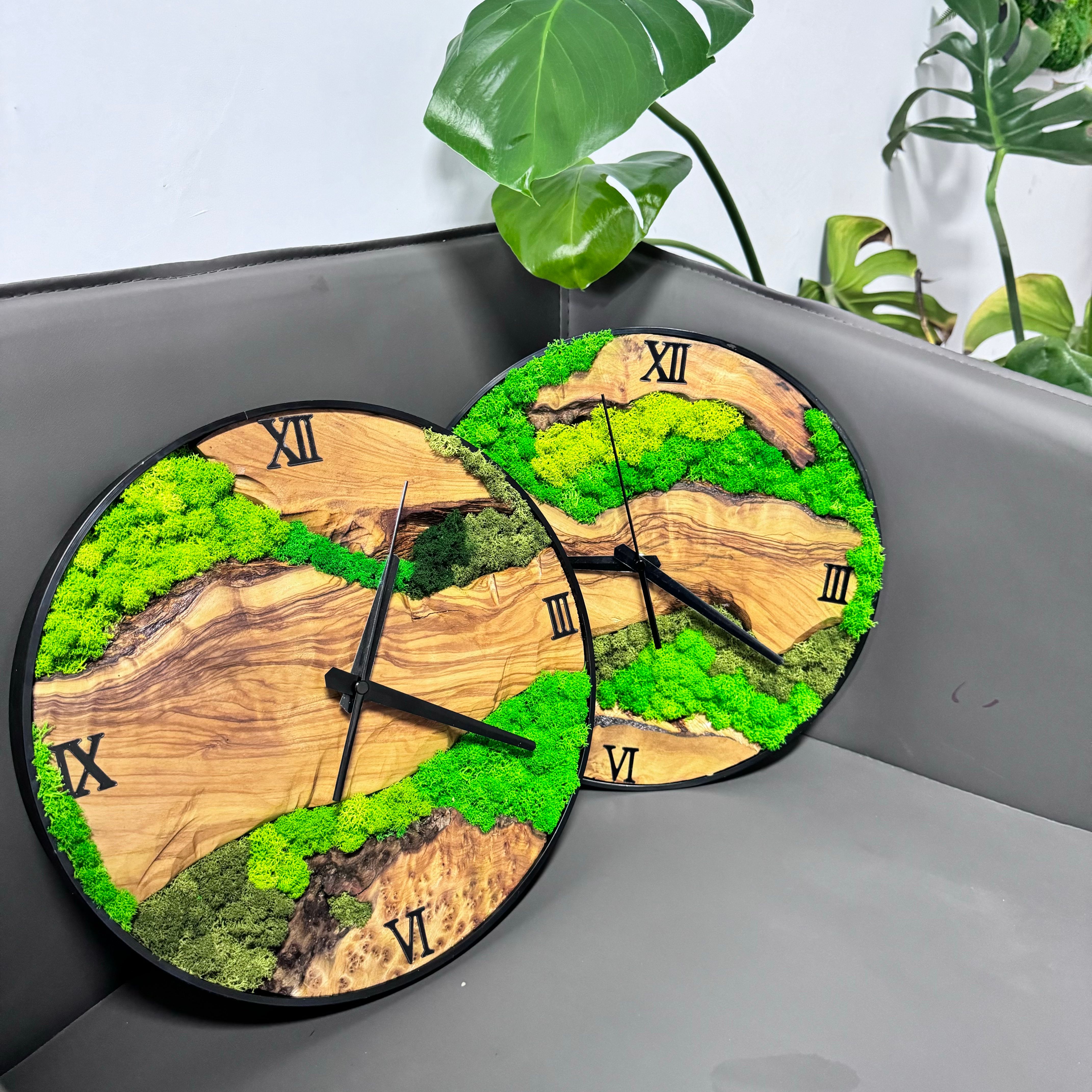 Reloj de madera con musgo.