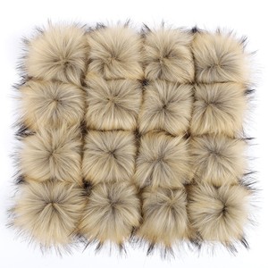 Fabrik preis Großhandel gefälschten Fuchs 12cm Pelz Pompon Faux Waschbär Pelz Pom Pom Ball mit Druckknopf - Product Image 1