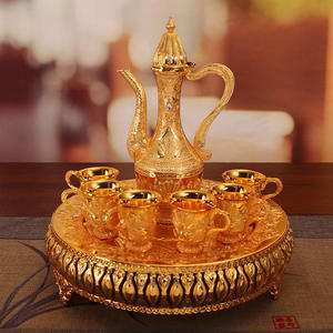 Service à thé en métal finition argentée ornée avec carafe gravée, six tasses décoratives et plateau de service rond embossé pour un cadeau de luxe - Product Image 3
