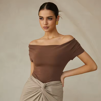 Fournisseur chinois en gros pour femmes proposant un t-shirt en maille tendance à boucle fine, confortable à porter pour les tendances saisonnières polyvalentes