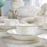 Services de table de diverses spécifications à prix raisonnable, ensembles de tasses en céramique et porcelaine fine, style anglais, conformes aux normes alimentaires.
