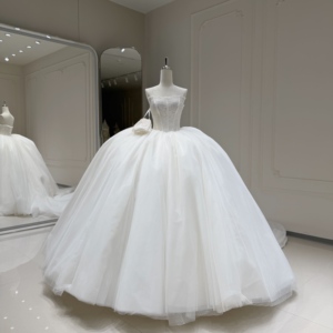 Vestido de Novia Moderno Xx90 Color Marfil, Sin Tirantes, con Corsé de Encaje, Falda de Tul Voluminoso Estilo Princesa, Cola Capilla - Product Image 1