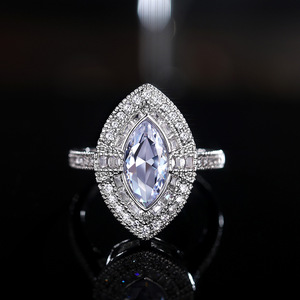 Anello di fidanzamento da donna F702 in oro bianco con diamante taglio marquise e pietre laterali naturali colore D - Product Image 6