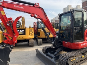 Miniexcavadora de cadenas Kubota KX057-4 usada original de Japón, excavadora pequeña de 5.5 toneladas con motor V2607, giro de cola cero, disponible en stock. - Product Image 1