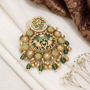 Broche para el Cabello Chapado en Oro con Piedra Verde, Motivo de Pavo Real Ornamentado, Detalles de Perlas y Diseño Floral Tradicional para Mujer Elegante - Product Image 2
