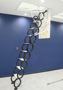 Escalera Telescópica de Acero Aislada Moderna de Fábrica Henzs, Capacidad de Carga de 300 kg, Altura Extendida de 10 pies, Ángulo de Inclinación de 45 Grados - Product Image 3