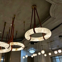 Lustre circulaire moderne en onyx et marbre, avec sangle en cuir, suspension LED anti-éblouissement en pierre, idéal pour hôtels et restaurants – Vente directe usine
