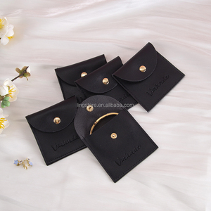 Pochette en cuir PU personnalisée 8x8cm pour bijoux, vente en gros, noire, pour bagues, bracelets, colliers, avec bouton-pression et gaufrage - Product Image 3