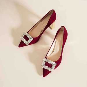 Elegantes Sandalias de Tacón Alto con Punta en Pico de Terciopelo Rojo con Hebilla de Diamantes de Imitación, Zapatos de Tacón Medio para Boda - Product Image 3