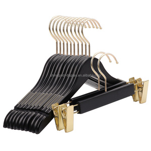 Cintre en bois personnalisé avec logo pour vêtements d'enfants, adultes et femmes, antidérapant, avec crochets dorés, en bois massif, de luxe, noir - Product Image 1