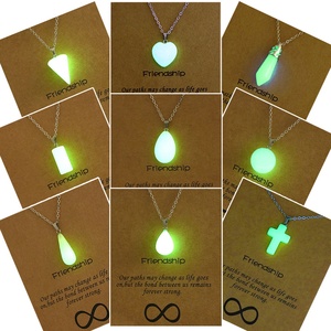 Collar <span class=keywords><strong>de</strong></span> Joyería Luminoso para Mujer con Colgante <span class=keywords><strong>de</strong></span> Piedra en Forma <span class=keywords><strong>de</strong></span> Estrella, Gota <span class=keywords><strong>de</strong></span> Agua, Bala, Cruz <span class=keywords><strong>y</strong></span> Corazón que Brilla en <span class=keywords><strong>la</strong></span> Oscuridad, Venta al por Mayor - Product Image 1