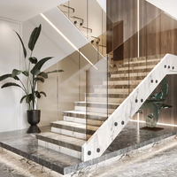 Escalier droit flottant moderne avec marches en quartz sur mesure et garde-corps en verre pour l'intérieur de la maison