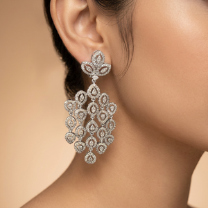 Pendientes colgantes florales con diamantes de 7,50 quilates en oro blanco de 14 quilates para mujer - Product Image 1