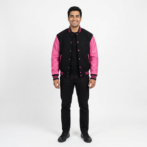 Chaqueta estilo universitario para hombre, negra y rosa, con ribete acanalado a rayas, cuello alto, logotipo frontal, botones a presión, moda urbana. - Product Image 1