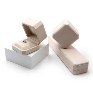 Boîte à bijoux carrée beige luxueuse, écologique, en cuir PU, boîte à alliances, fermeture magnétique pour pendentif, collier, bracelet - Product Image 4