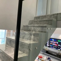 Escalier compact en marbre gris foncé avec veines blanches, escalier droit avec rampe en verre pour petite maison, appartement et villa